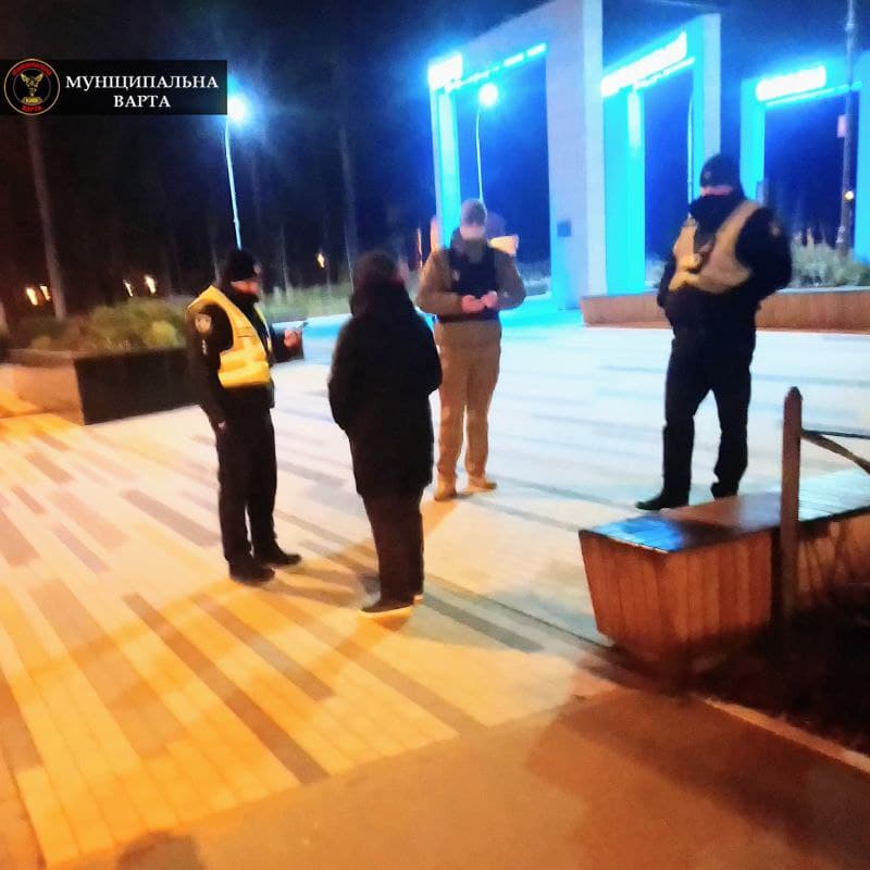 У Києві затримали злодійок із незвичайним "уловом": фото крадіжки